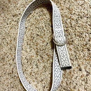 Canvas d ring mesh fleur de lis belt. Grey & white